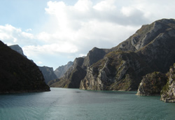 Op de boot onderweg naar Bajram Curri