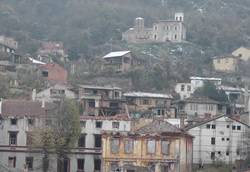 Vernielde huizen en een zwaar bewaakte Servische kerk