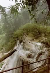 Bovenaanzicht van de Kwang Xi Falls