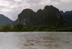 Kalksteenrotsen bij Vang Vieng