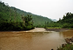 De rivier langs het spoor