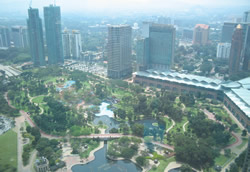 Uitzicht vanaf de loopbrug van de Petronas Towers