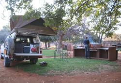 De kampeer- en braaiplek bij de Ruacana Eha Lodge