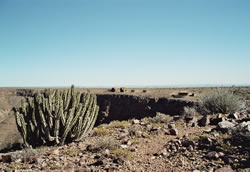 De rand van de Fish River Canyon met uitzicht op de Lodges en het restaurant